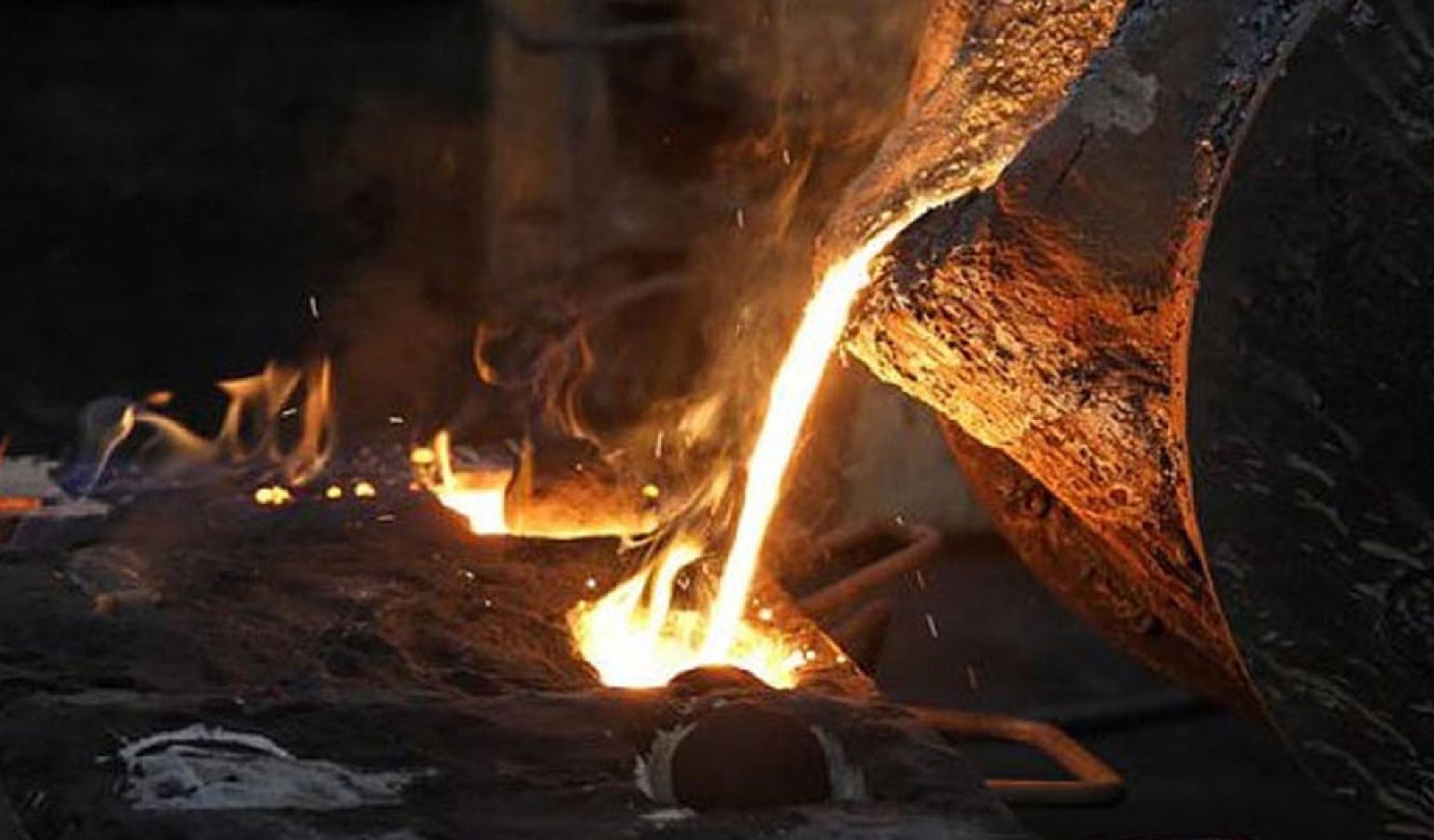 Литье в расплавленной форме. Molten Iron. Расплавленный чугун. Цех литья в песчаные формы. Производство чугуна и стали.