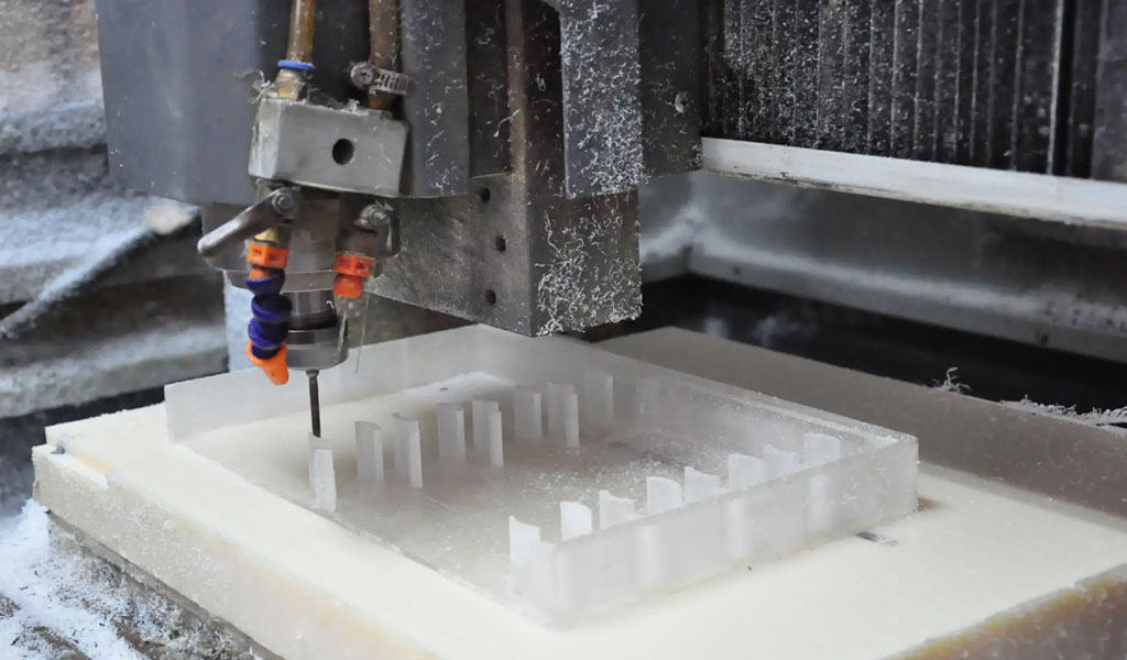 Fabricación de modelos de mano de acrílico transparente.