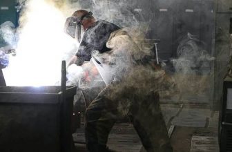 ¿CÓMO FUNCIONA LA SOLDADURA DE METAL CON GAS INERTE?